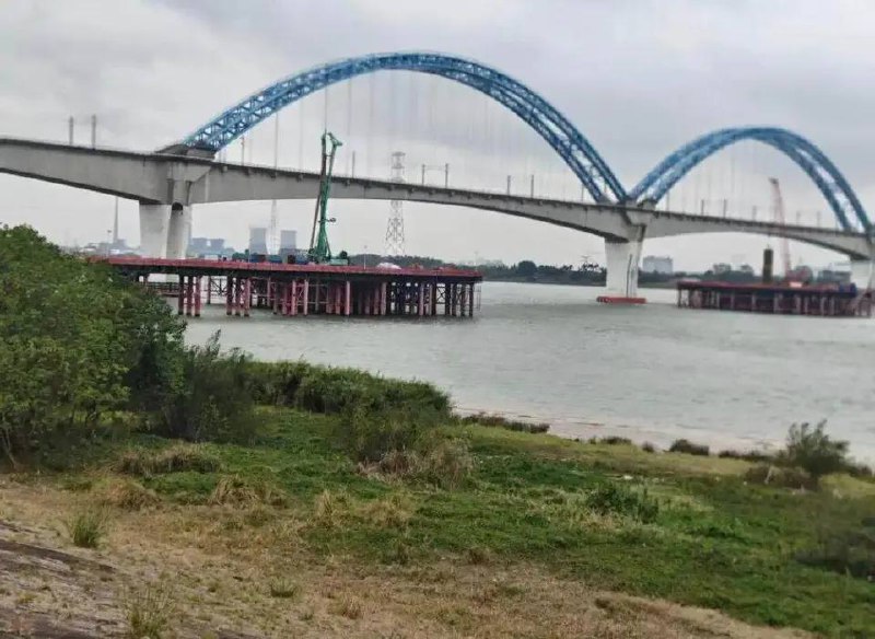 中国广东一座施工栈桥发生汽车坠河事件，造成车内一家五口死亡