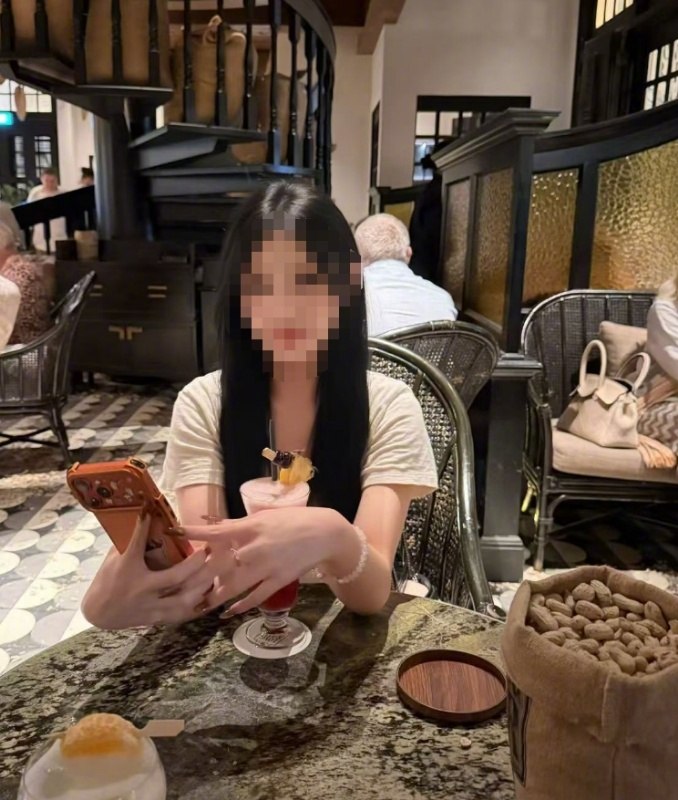 【#女大学生被困电诈园据称只进不出#】#家属交了赎金对方迟迟不放人# 近日，“女生受邀去泰国泼水节被转卖电诈园”，引发关注