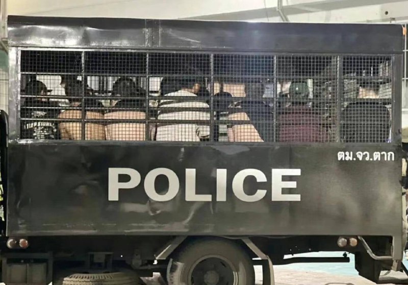 昨天325名中国人暴动冲击泰国移民局，15人获刑泰国移民局副局长兼发言人彻林12月10日通报称，12月9日23时20分左右，325名中国籍非法入境人员在达府他可喜县塔萨栾镇的达府第二外籍人员羁押所内发起暴动