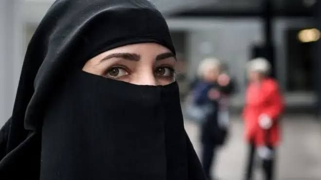 伊朗女性在穿戴头巾（遮盖她们在街上的面容）多年后开始反抗伊朗女性在穿戴头巾（遮盖她们在街上的面容）多年后开始反抗