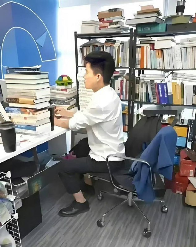 董宇辉不学无术偏要摆拍看书，缺什么显摆什么
