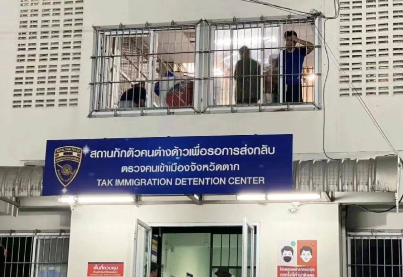 昨天325名中国人暴动冲击泰国移民局，15人获刑泰国移民局副局长兼发言人彻林12月10日通报称，12月9日23时20分左右，325名中国籍非法入境人员在达府他可喜县塔萨栾镇的达府第二外籍人员羁押所内发起暴动