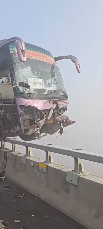 2日河南开封黄河大桥发生 车祸 一辆大巴车骑在护栏上命大 命悬一线2日河南开封黄河大桥发生 车祸 一辆大巴车骑在护栏上命大 命悬一线