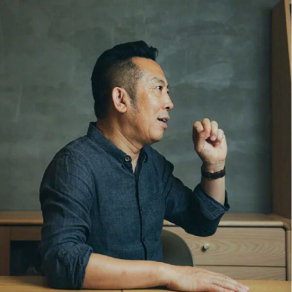 ⁠ 【#贾国龙说发消费券令西贝更危险#】#贾国龙说西贝工资在餐饮业肯定算高# 1月8日，围绕西贝，预制菜，中央厨房，西蓝花以及罗永浩等问题，@中国新闻周刊 在北京专访了贾国龙