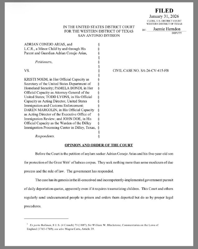 1. 明尼阿波利斯人民抬着美国宪法游行