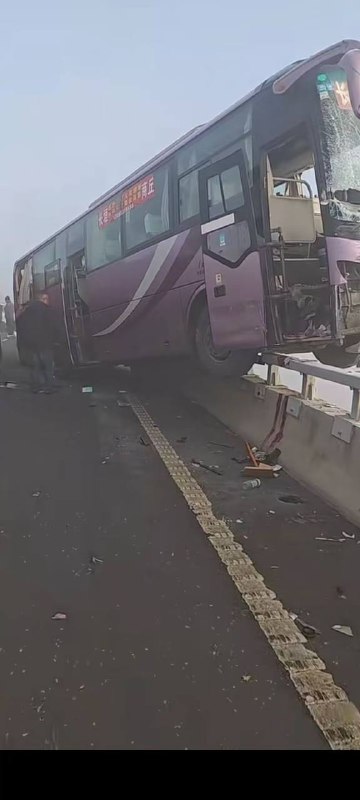 2日河南开封黄河大桥发生 车祸 一辆大巴车骑在护栏上命大 命悬一线2日河南开封黄河大桥发生 车祸 一辆大巴车骑在护栏上命大 命悬一线