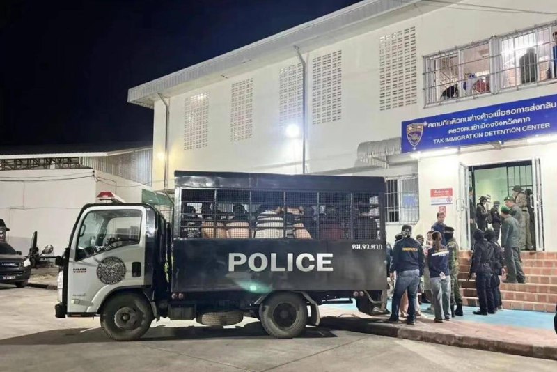 昨天325名中国人暴动冲击泰国移民局，15人获刑泰国移民局副局长兼发言人彻林12月10日通报称，12月9日23时20分左右，325名中国籍非法入境人员在达府他可喜县塔萨栾镇的达府第二外籍人员羁押所内发起暴动