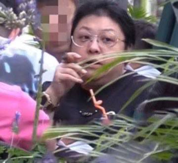 1.韩红被曝初中没有毕业，没上过高中，原因是霸凌同学被开除，并且在部队里就成立基金，就连唱的那几首歌也通过手段让原唱被封杀2.韩红爱心基金会理事金锦萍，同时是中国红十字基金会兼职副理事长；韩红爱心基金会法人王增娟，京信大厦那家