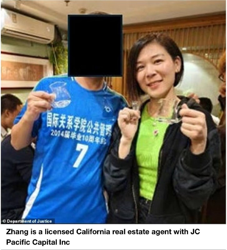 今天在洛杉矶机场登机口被联邦调查局抓走的张万英是国际关系学院毕业的，去年6月由她的同学介绍，在长沙与国安部官员见面，接到去西雅图监视赖清德儿子一家的任务