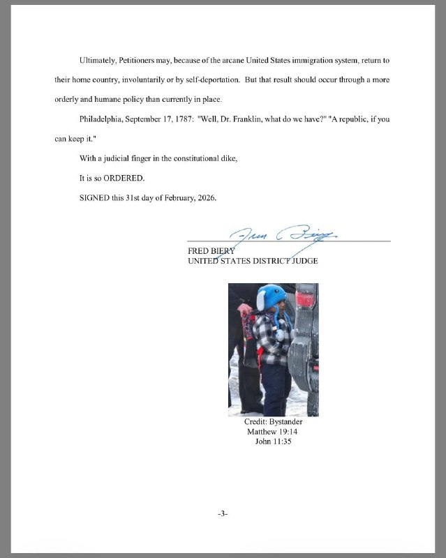 1. 明尼阿波利斯人民抬着美国宪法游行