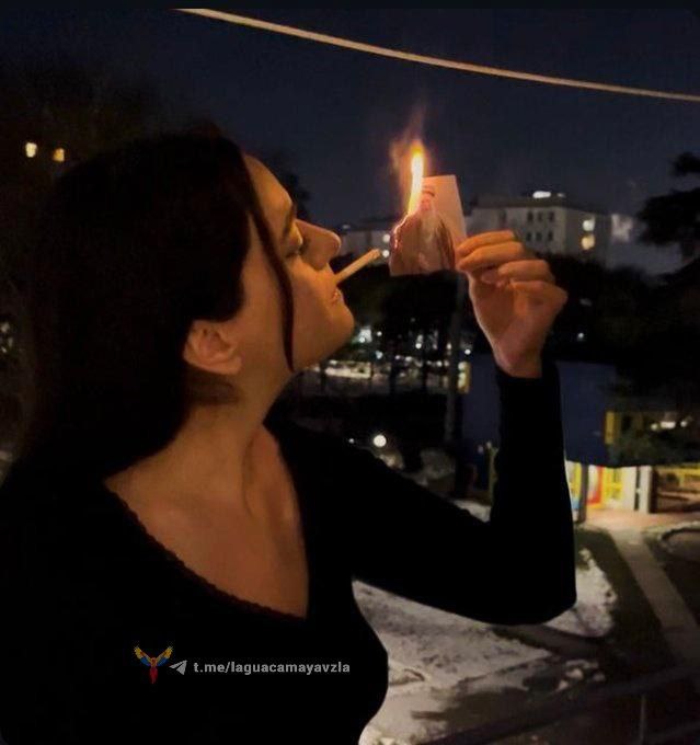 伊朗女性在穿戴头巾（遮盖她们在街上的面容）多年后开始反抗伊朗女性在穿戴头巾（遮盖她们在街上的面容）多年后开始反抗