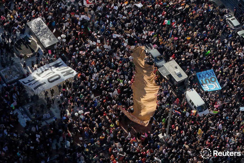 1. 明尼阿波利斯人民抬着美国宪法游行