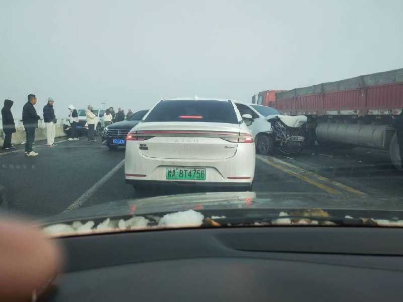 2日河南开封黄河大桥发生 车祸 一辆大巴车骑在护栏上命大 命悬一线2日河南开封黄河大桥发生 车祸 一辆大巴车骑在护栏上命大 命悬一线