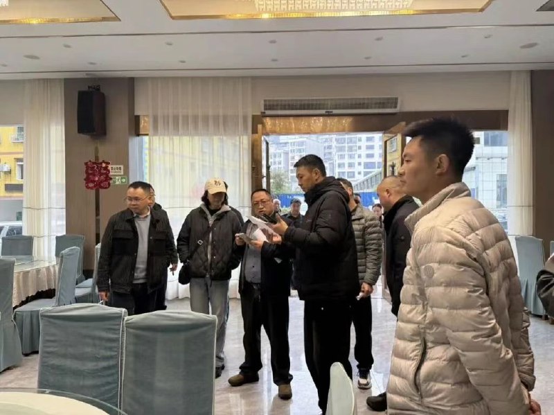【#云南威信一天制止8起滥办酒席#】#居民假借婚宴办乔迁宴人情簿被收缴# 12月29日，云南威信县扎西镇联合县级多部门开展专项行动，一举成功制止8起滥办酒席行为，切实推进移风易俗，狠刹借机敛财之风