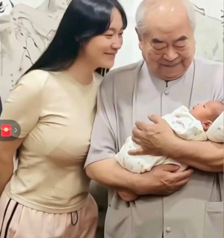 徐萌一身哺乳期打扮，看样子还是自己生的，不是代孕的