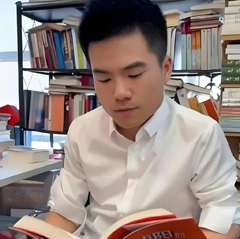 董宇辉不学无术偏要摆拍看书，缺什么显摆什么