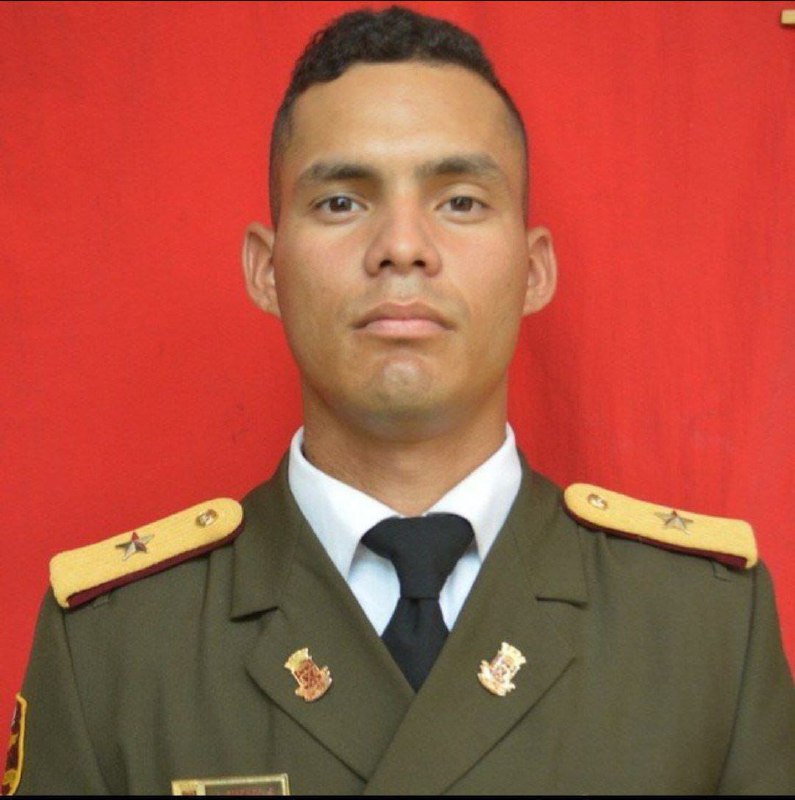 🚨 🇻🇪 👮‍♀ 1 月 3 日凌晨，官方消息称，国民警卫队中尉路易斯·阿尔贝托·佩雷斯·萨尔德尼奥未经授权放弃了阿拉瓜州博卡德里奥“苏克雷元帅”空军基地学校的外围警卫职位