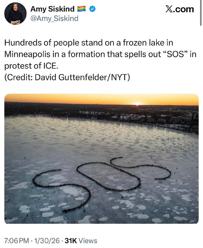 1. 明尼阿波利斯人民抬着美国宪法游行