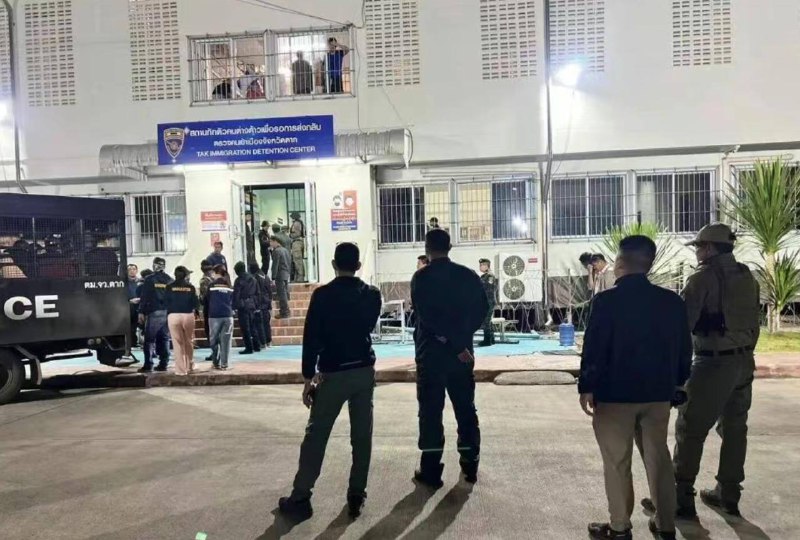 昨天325名中国人暴动冲击泰国移民局，15人获刑泰国移民局副局长兼发言人彻林12月10日通报称，12月9日23时20分左右，325名中国籍非法入境人员在达府他可喜县塔萨栾镇的达府第二外籍人员羁押所内发起暴动