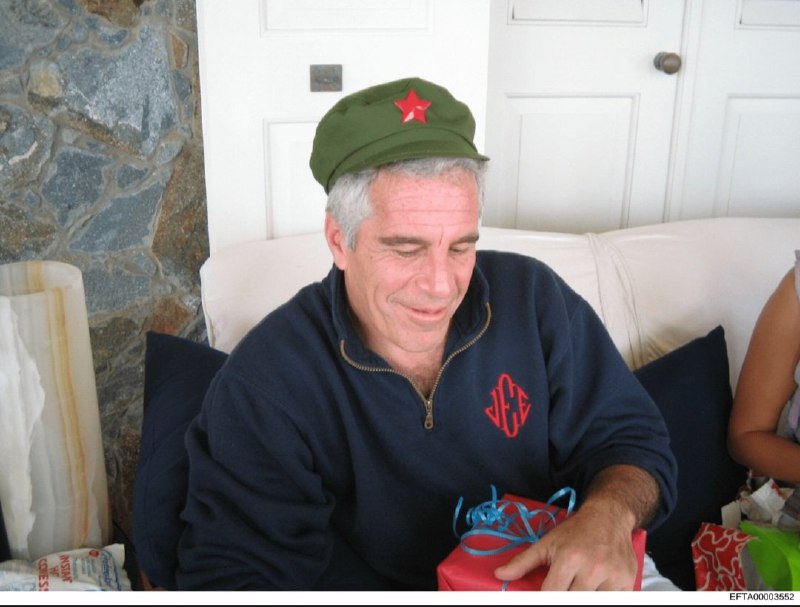 🇺🇸 🇨🇺 ⭐️ — 美国司法部公布的一张照片显示，杰弗里·爱泼斯坦头戴一顶古巴共产主义帽子
