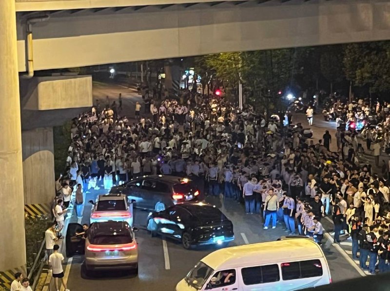 1.【合肥爆发反垃圾站堵路抗议】大量警方人员列队进入现场，人群里有人喊出
