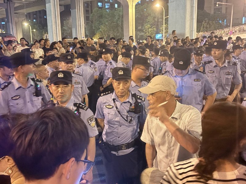 【合肥爆发反垃圾站堵路抗议】现场画面查看原文【合肥爆发反垃圾站堵路抗议】现场画面查看原文