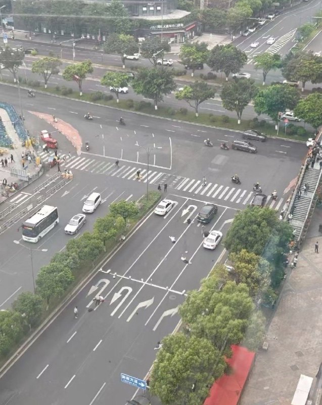 路人拍到司机撞完人下车后，手里还攥着刀成都无差别撞人事件现场画面在一个路口就有至少6人被撞警方通报成都无差别袭击事件