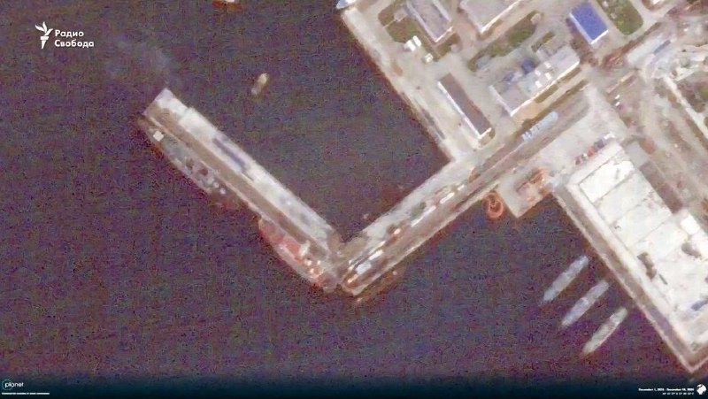 1.昨天无人机袭击新罗西斯克湾“华沙维扬卡”号潜艇后，卫星图像显示了袭击后的景象