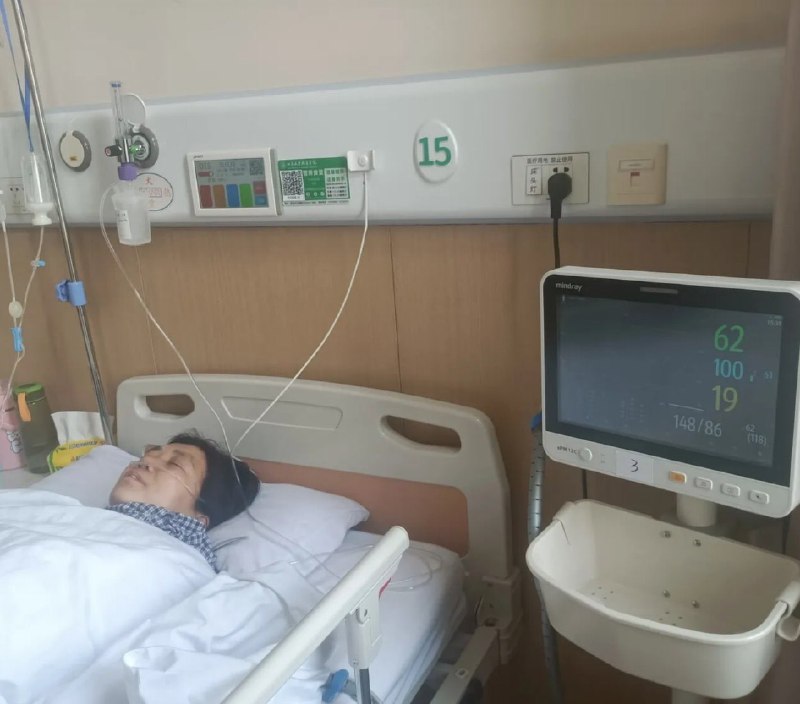 罗翔——破幕推墙 (Twitter)中国红十字会成吸血鬼！山东日照市民铁成，十几年来献血13次，共计4900毫升，曾获得全国无偿献血奉献铜奖！然而4月10日，他的妻子在山东省齐鲁医院手术，术前需要备血，医院通知必须去献血才能给备血