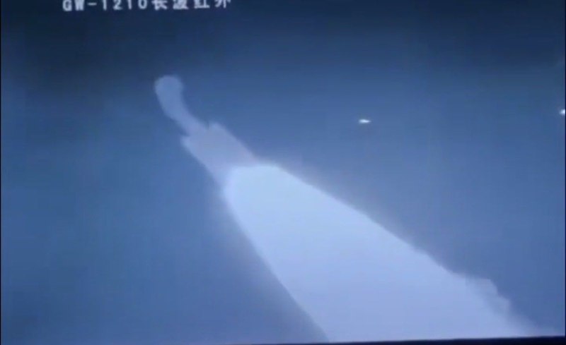 1. 飞行直到最大动态压力点之前看起来正常2. 根据火箭在发射台上的图片对比，弯曲位置显示第二级燃料箱发生了屈曲3. 燃料箱撕裂打开，液氧云雾出现