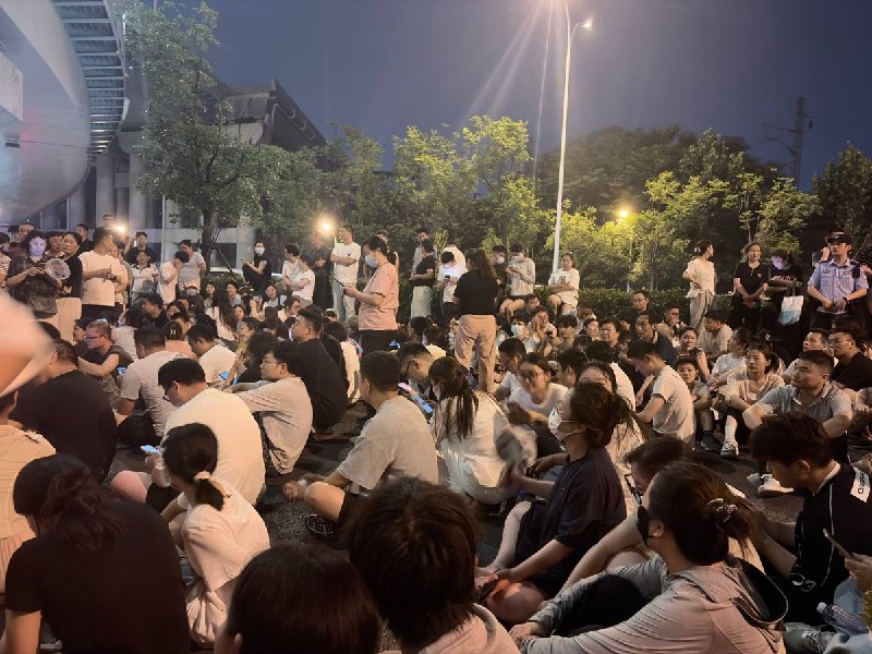 1.【合肥爆发反垃圾站堵路抗议】大量警方人员列队进入现场，人群里有人喊出
