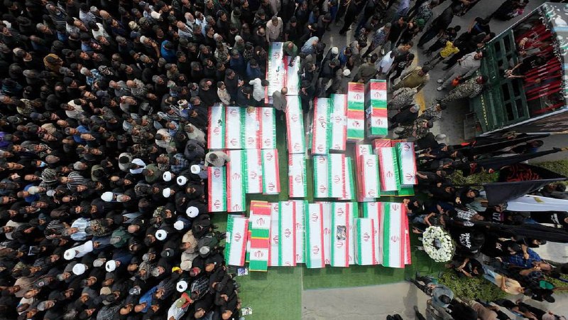 🇮🇷|大批伊朗人向被美国轰炸、造成 120 名伊朗女学生死亡的米纳布小学的殉难女学生告别