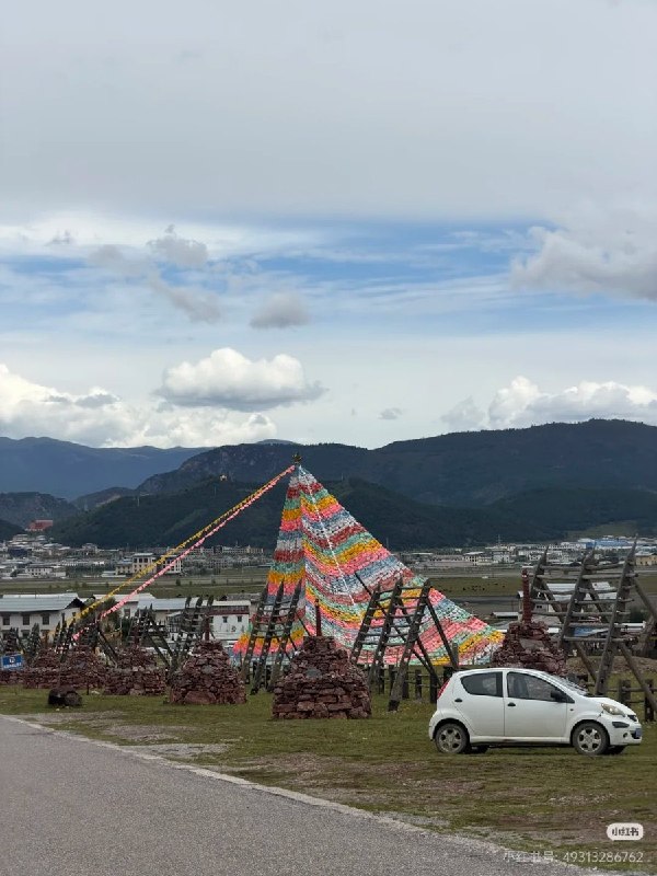 9月2日，有云南旅游从业者发文提醒称，近期云南多地与藏传佛教相关的“经幡景观”出现拆除或取消的情况