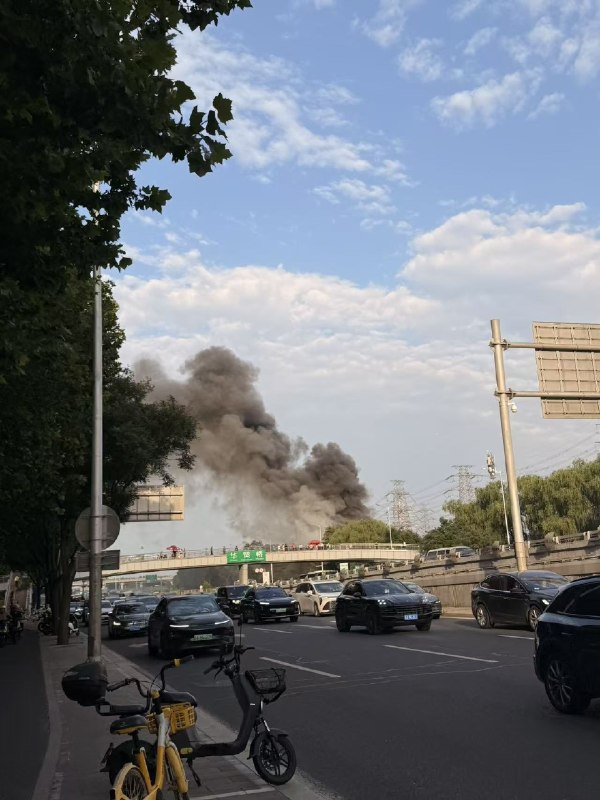 6月27日，北京东四环华贸桥附近起火，距昨日遭飞机撞击的中信大厦不足2公里，现场冒出大量浓烟2.6月27日下午6时左右，北京中国尊附近的华茂桥冒起浓烟，现场有多辆消防车赶赴处置