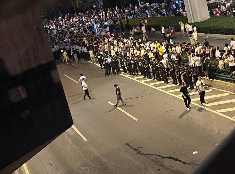 1.【合肥爆发反垃圾站堵路抗议】大量警方人员列队进入现场，人群里有人喊出