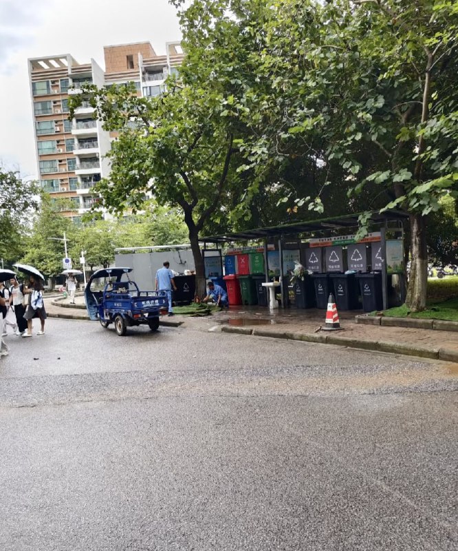 1.事发后，有学生自发想去献花悼念，但多名同学发帖称，学校禁止献花，并安排了一群保安到处狩猎，只要手上拿着花就会被警告