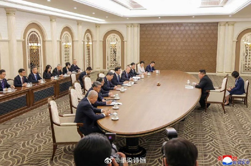 金太阳戏耍满腹经伦的三朝国师，真是丟脸啊，一个堂堂的中共排在第四位的正国级领导人，跟金太阳的距离那么远，这究竟是礼宾安排、会场设计，还是刻意营造金太阳的特殊形象？是不是事先商量好了，以后习太阳就有样学样