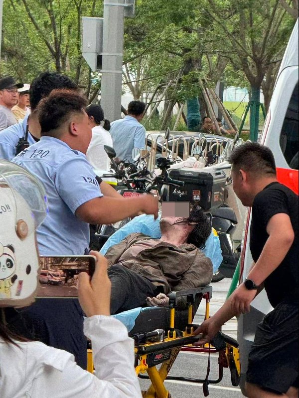 1.根据 FR24 原始数据复盘，B-12PP在撞击中信大厦之前疑似关闭了应答机