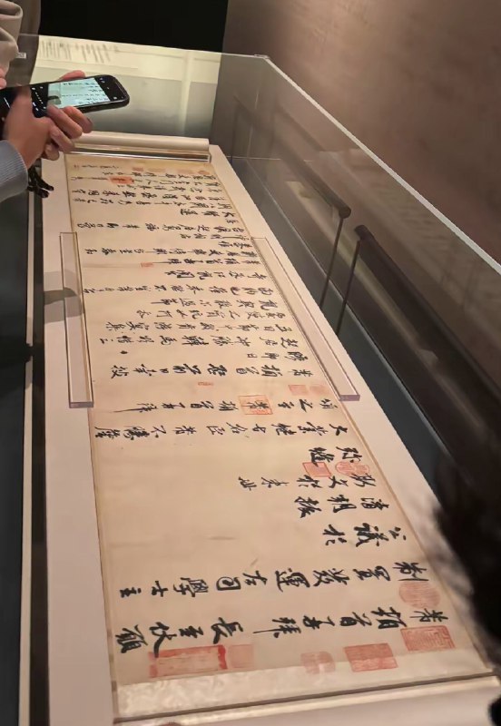 1.炸裂！书法协会大神发现江西博物院米芾三札图是假的现场报警，没有墨色变化，江博说是故宫博物院借的，故宫博物院电话回复是真的 ！2.近日多名网友表示，江西博物馆展出的由故宫博物院借展的米芾行书三札卷，作品没有墨色变化，有的字疑似在印章上面，网友报警对其真伪提出了质疑