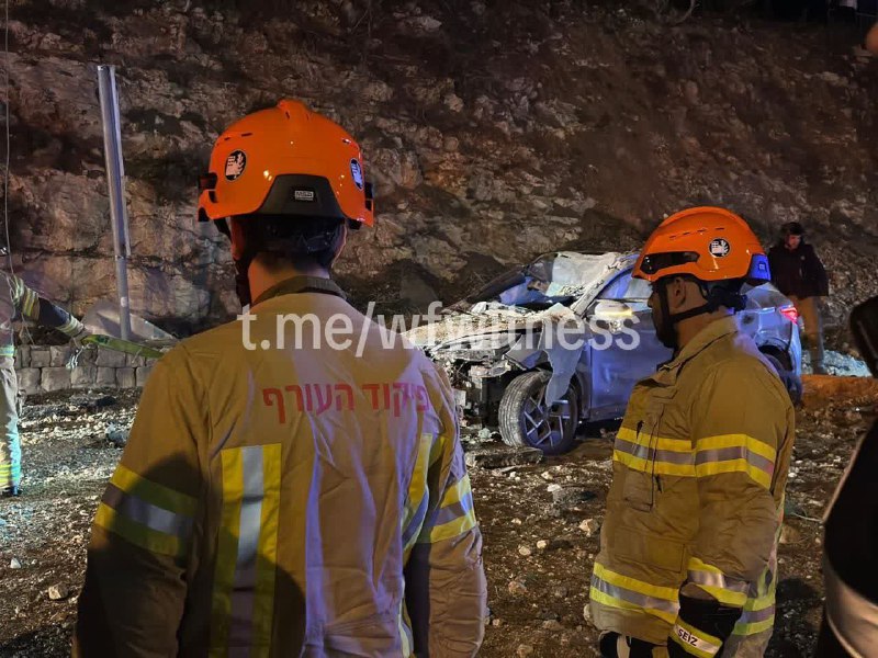 1.耶路撒冷道路撞击的镜头2. 不久前伊朗弹道导弹袭击耶路撒冷的那一刻