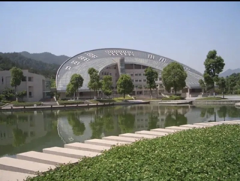 中国杭州外国语学院有人在草坪上散发反共传单中国杭州外国语学院有人在草坪上散发反共传单
