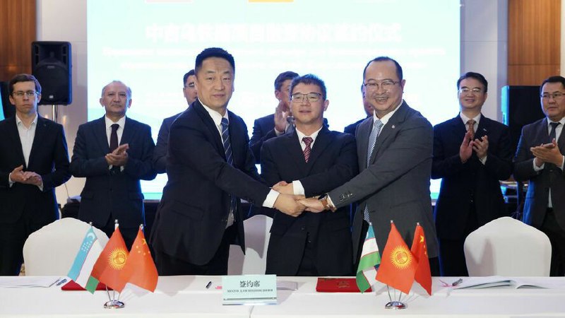 一项关于中吉乌铁路建设的协议已在比什凯克正式签署， 这标志着中亚最具战略意义的基础设施项目之一迎来重大进展