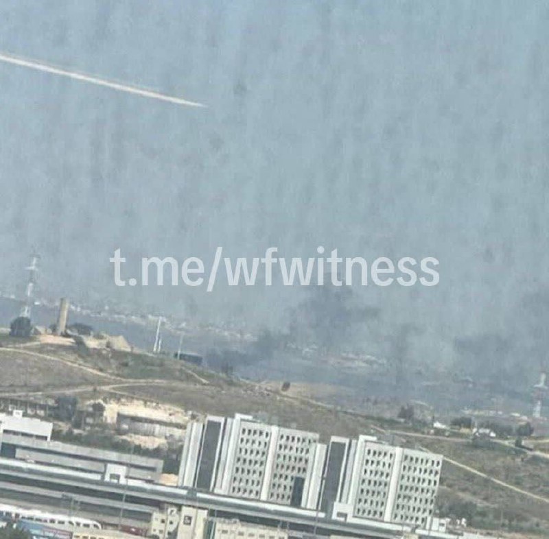 1.在上一轮导弹中，一枚被拦截的导弹碎片击中了特拉维夫的一家商店2. 另一个碎片落在特拉维夫的某个地方3.特拉维夫南部升起的烟雾的循环图像4. 伊朗集束弹头袭击以色列的更多镜头5. 在以色列特拉维夫可以听到瞬间拦截6.两天前，#IRGC 航空航天部队发射的部分弹道导弹袭击了#以色列的贝尔谢瓦市，造成财产损失和平民受伤