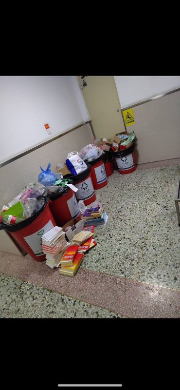 笑死！习近平要气疯了！3月15日，尼泊尔一高校为腾出储藏室空间，集中焚烧了大批《习近平谈治国理政》