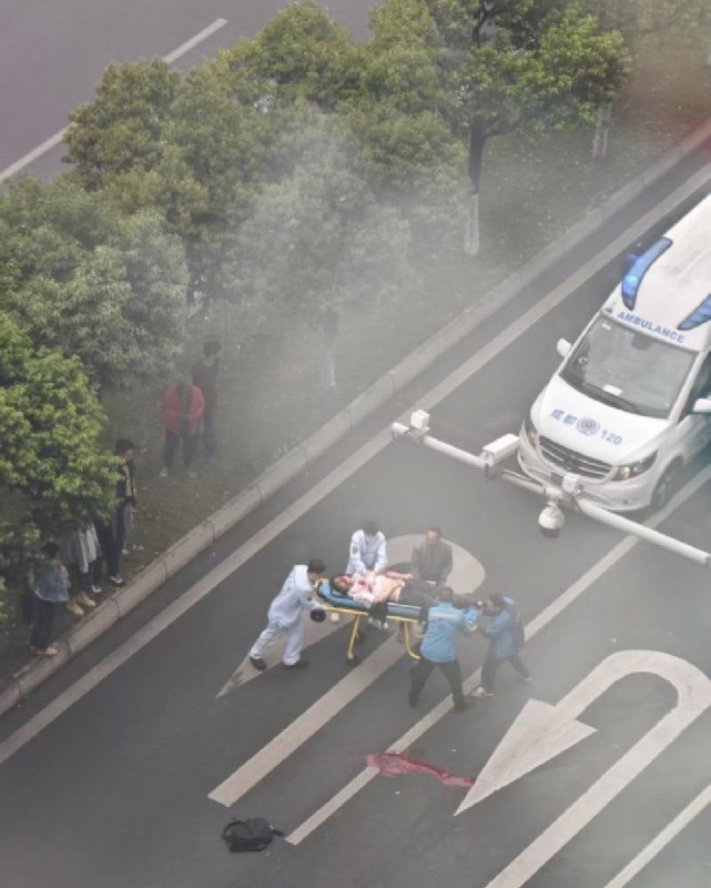 路人拍到司机撞完人下车后，手里还攥着刀成都无差别撞人事件现场画面在一个路口就有至少6人被撞警方通报成都无差别袭击事件