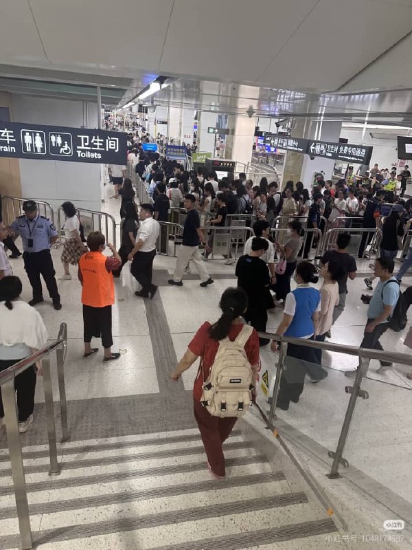 1.前几天深圳地铁安检升级引发风波，7月20日，有人不堪漫长的安检过程，硬闯安检2.7月21日，网友发文吐槽，深圳地铁早高峰安检拥堵严重，乘客排队超半小时，工作人员态度粗暴，强行拉扯乘客