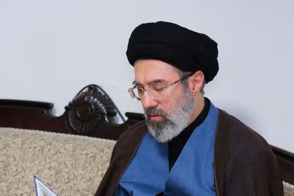 下一个（推特） ⚡️遇见……然后说再见！据伊朗国际报道，据报道，伊朗阿亚图拉委员会已选择阿里·哈梅内伊之子莫吉塔巴·哈梅内伊为伊朗下一任最高领袖