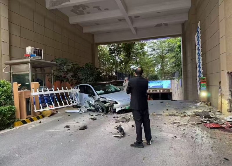 2025.10.23,广西南宁-绿地中央广场，女司机铲绿化带！网友