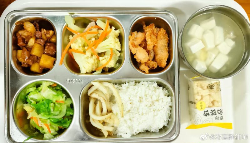 同样在上海，同样的学校食堂，却因为供应商的不同，孩子们享受不同的餐食