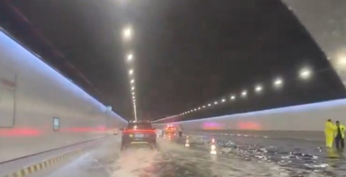 广东暴雨 深中海底隧道被淹 恩平桥梁被冲塌